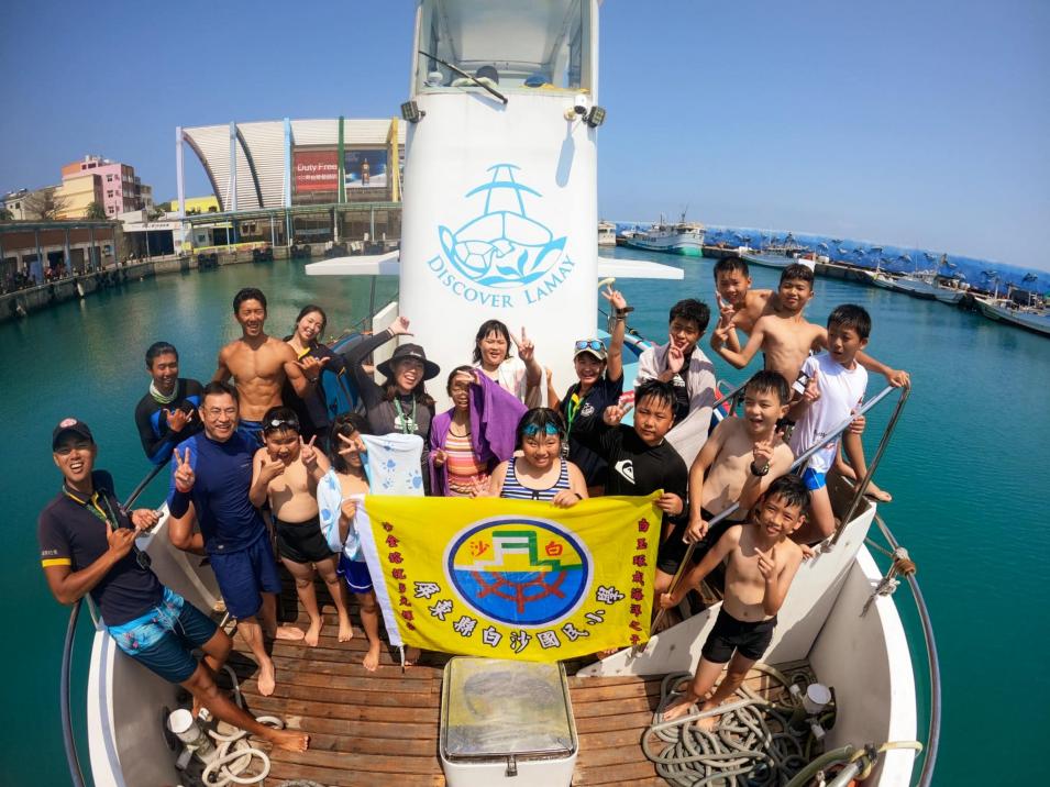 白沙國小v.s.探索拉美 海上SUP體驗營 帶領白沙國小五六年級的學生用SUP探索小島